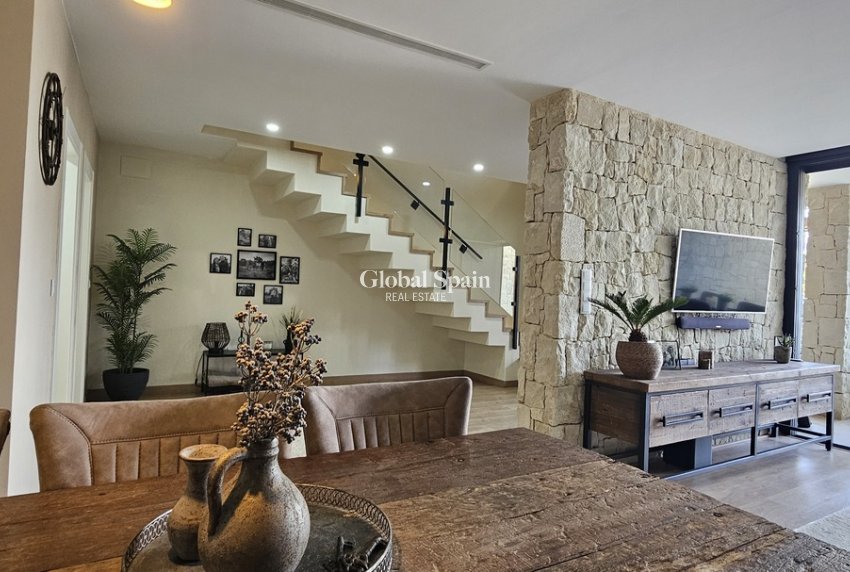 Resale - VILLA -
DOLORES - Sector 4