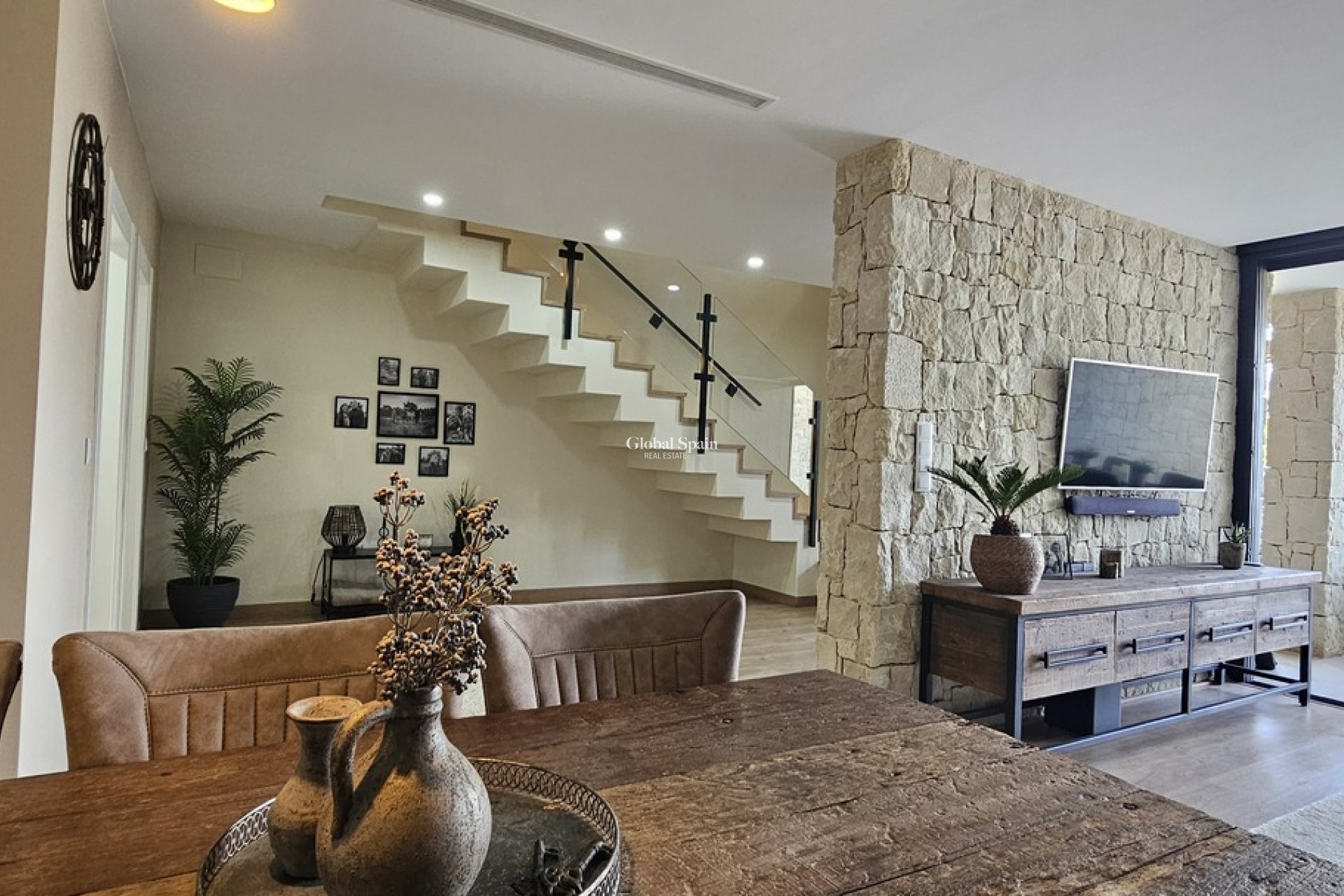 Resale - VILLA -
DOLORES - Sector 4