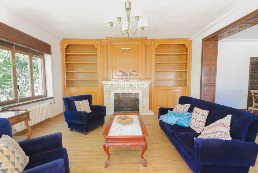 Resale - VILLA -
EL CAMPELLO - Costa Blanca