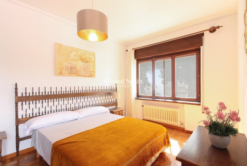 Resale - VILLA -
EL CAMPELLO - Costa Blanca