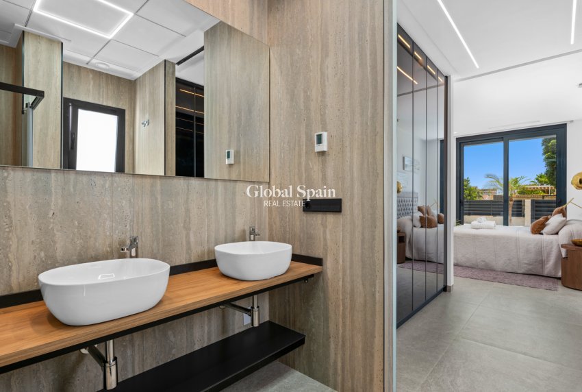 Resale - Villa -
El Campello - El Amerador