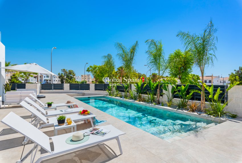 Resale - Villa -
El Campello - El Amerador