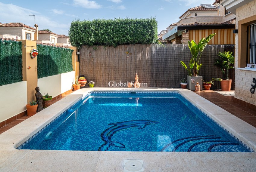 Resale - Villa -
EL RASO