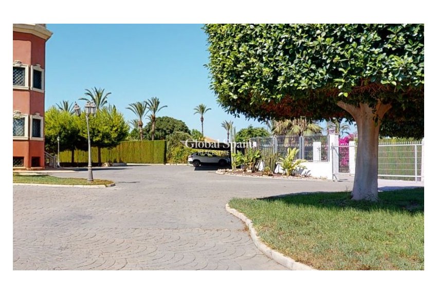Resale - VILLA -
ELCHE - Costa Blanca