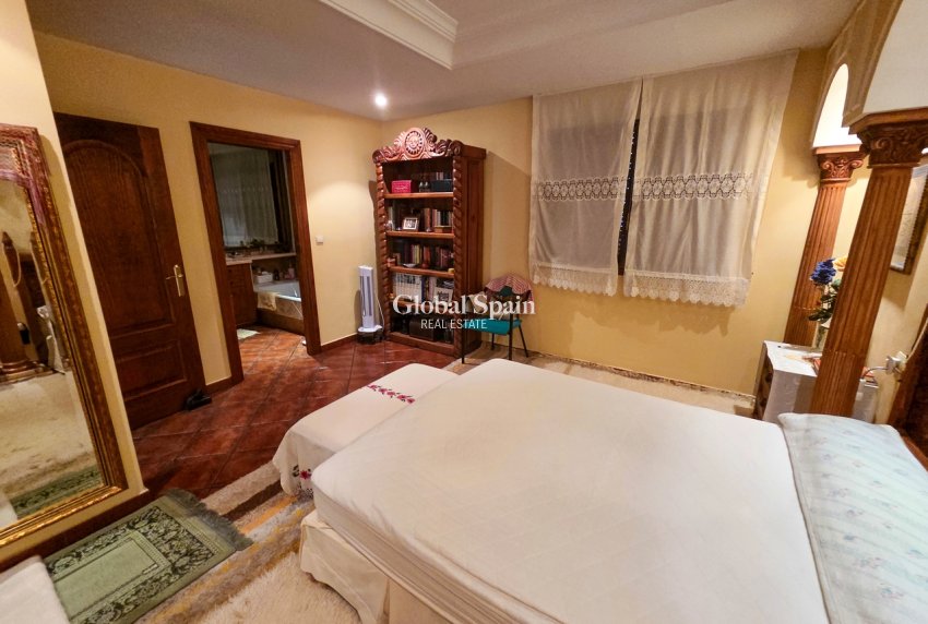 Resale - VILLA -
ELCHE - Costa Blanca