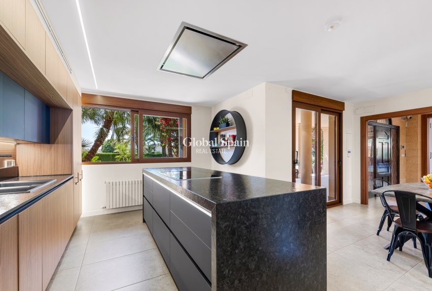 Resale - VILLA -
ELCHE