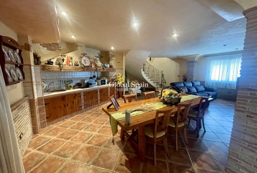 Resale - VILLA -
FORMENTERA DEL SEGURA - Costa Blanca
