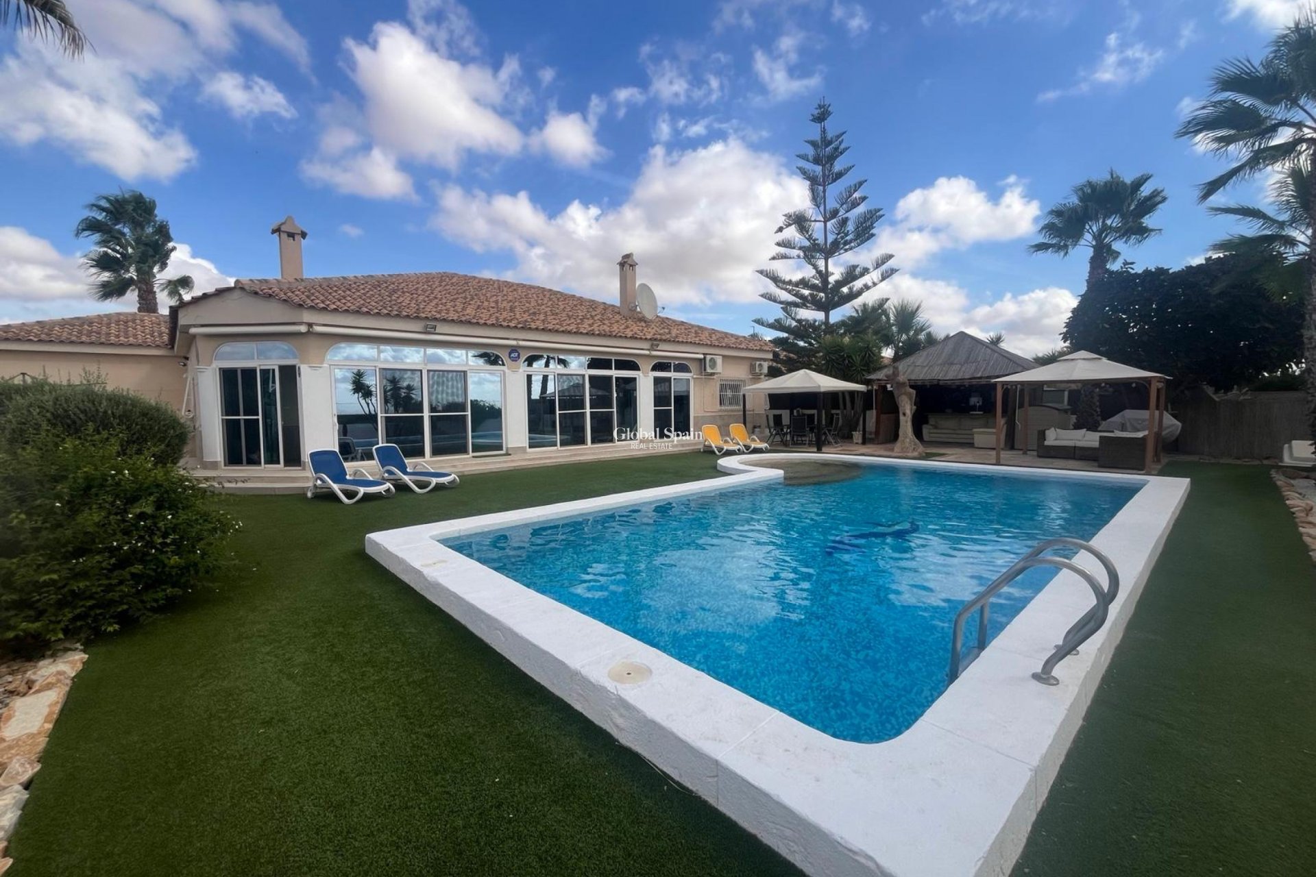 Resale - VILLA -
GEA Y TRUYOLS - Inland