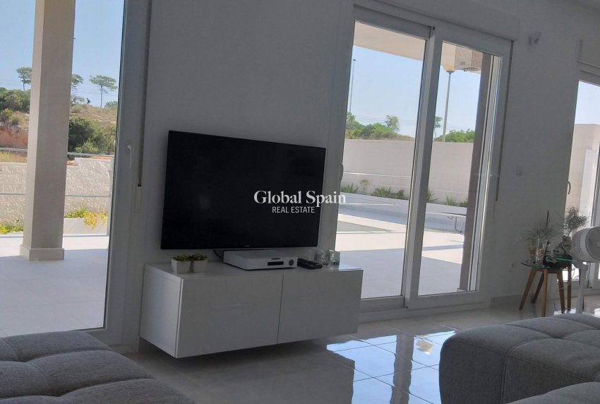 Resale - VILLA -
GRAN ALACANT - Costa Blanca