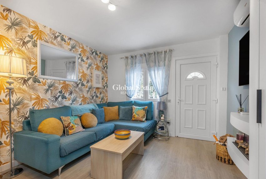 Resale - VILLA -
GUARDAMAR DEL SEGURA - Urbanizaciones