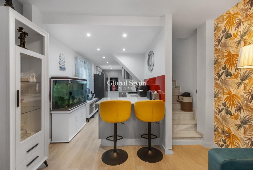 Resale - VILLA -
GUARDAMAR DEL SEGURA - Urbanizaciones