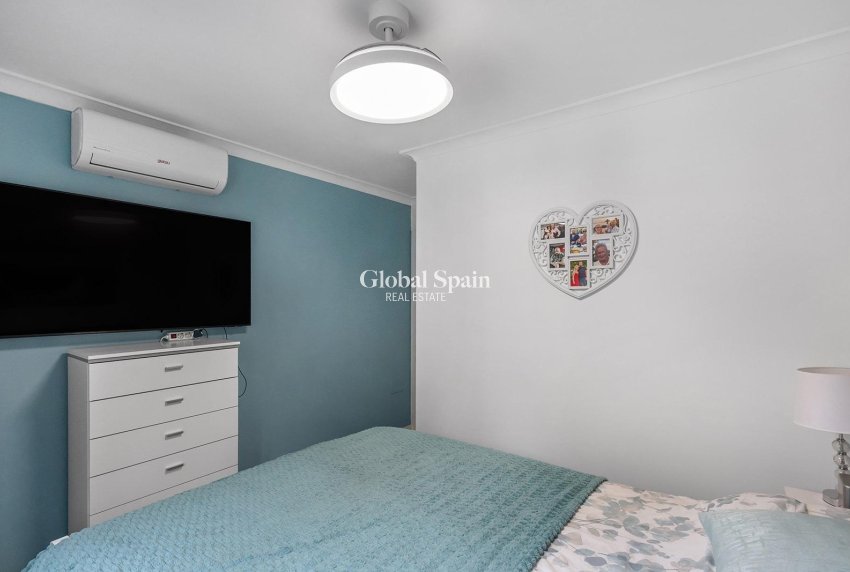 Resale - VILLA -
GUARDAMAR DEL SEGURA - Urbanizaciones