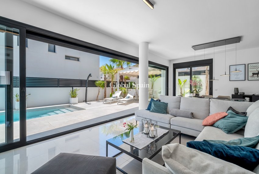 Resale - VILLA -
GUARDAMAR DEL SEGURA