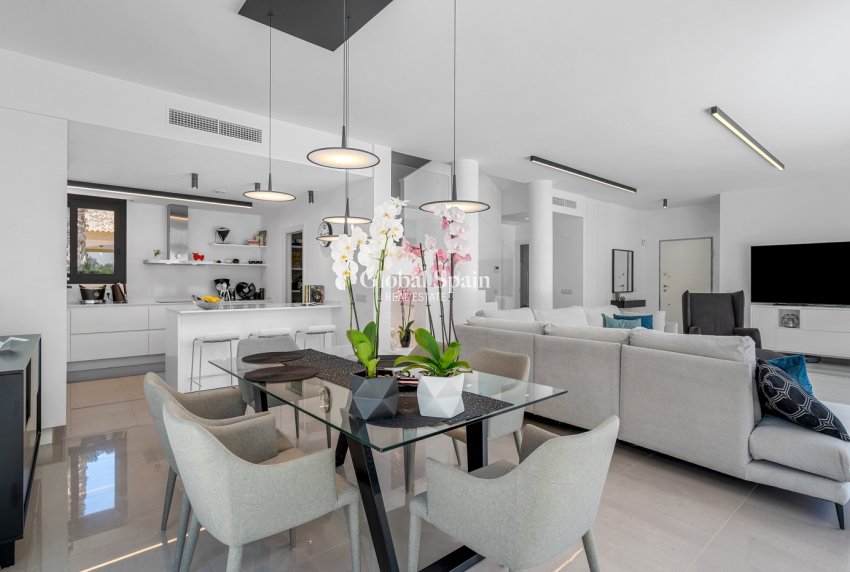 Resale - VILLA -
GUARDAMAR DEL SEGURA