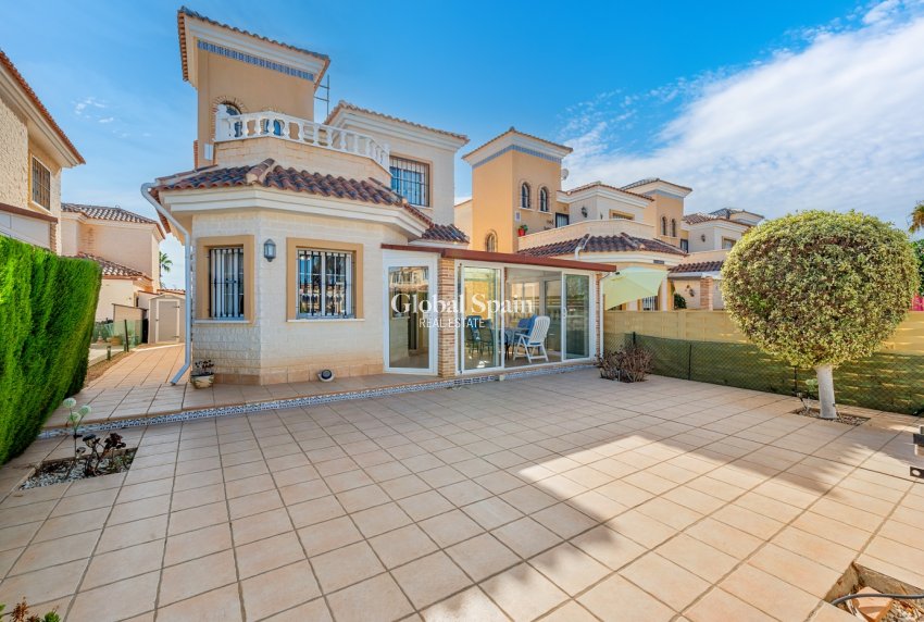 Resale - VILLA -
GUARDAMAR DEL SEGURA