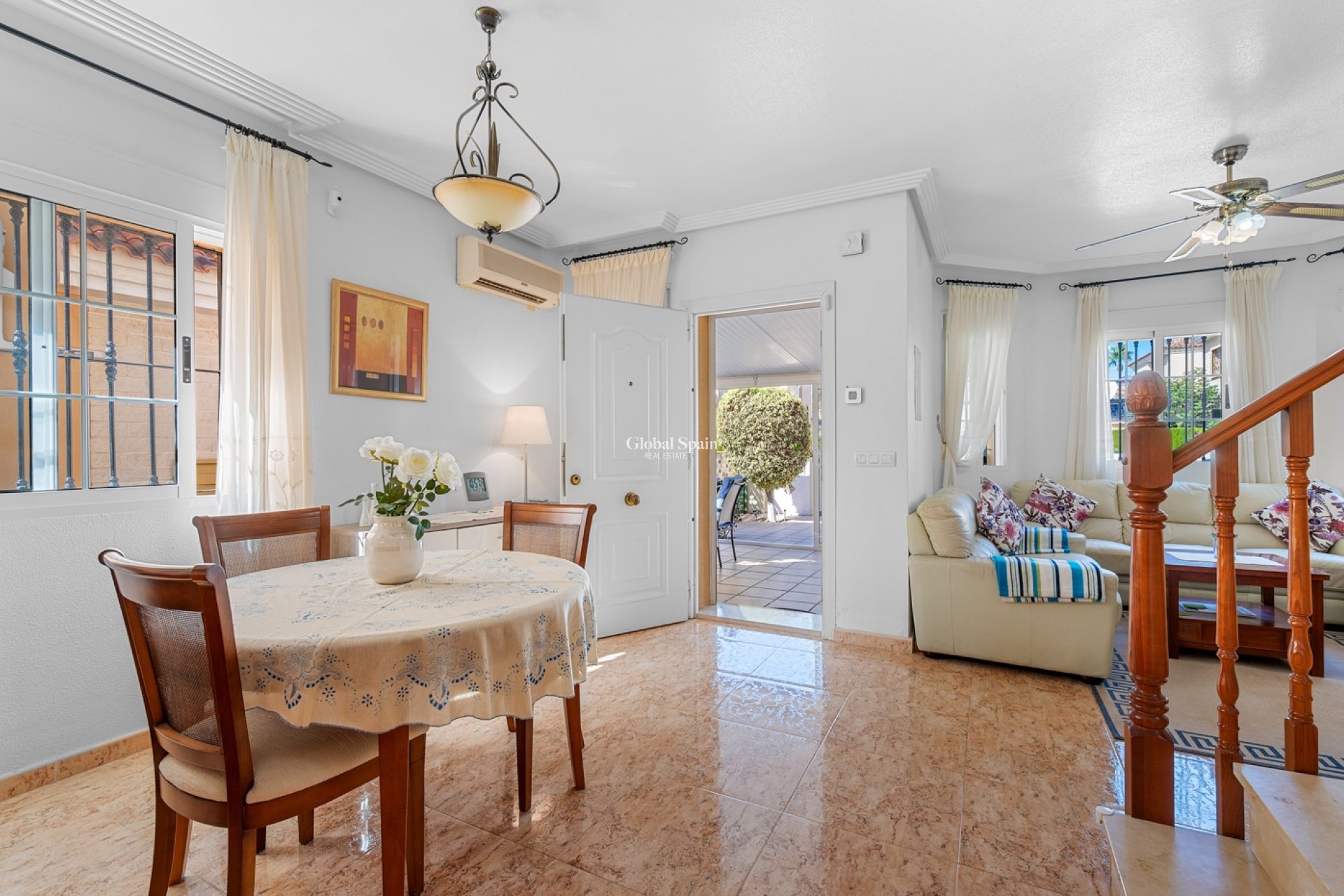 Resale - VILLA -
GUARDAMAR DEL SEGURA