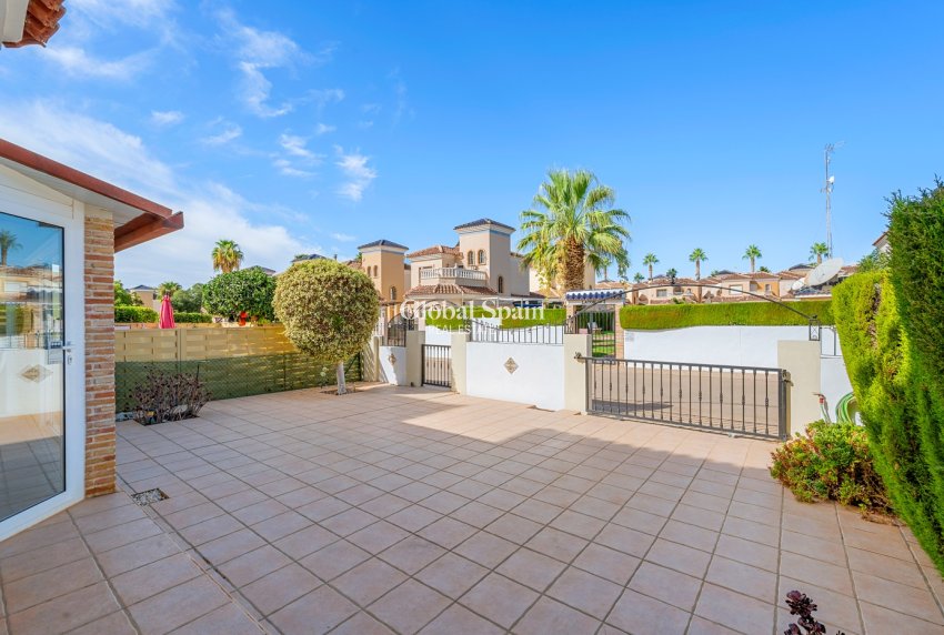 Resale - VILLA -
GUARDAMAR DEL SEGURA