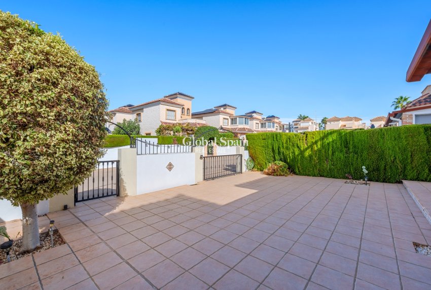 Resale - VILLA -
GUARDAMAR DEL SEGURA