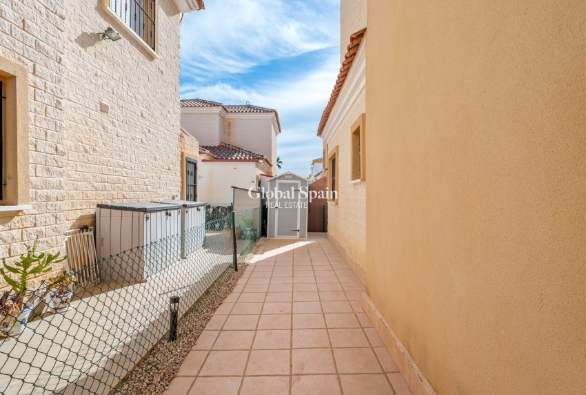Resale - VILLA -
GUARDAMAR DEL SEGURA