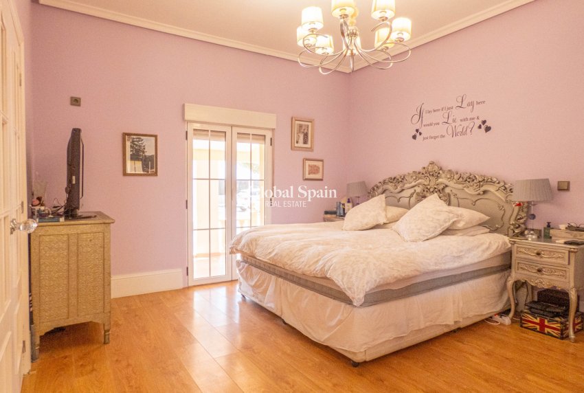 Resale - VILLA -
HEREDADES - Costa Blanca