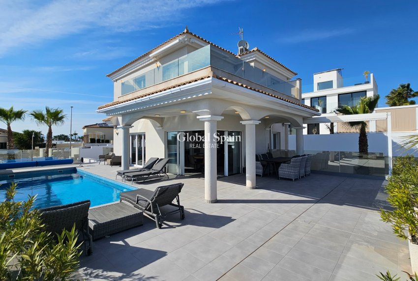 Resale - VILLA -
LA MARINA - La Marina