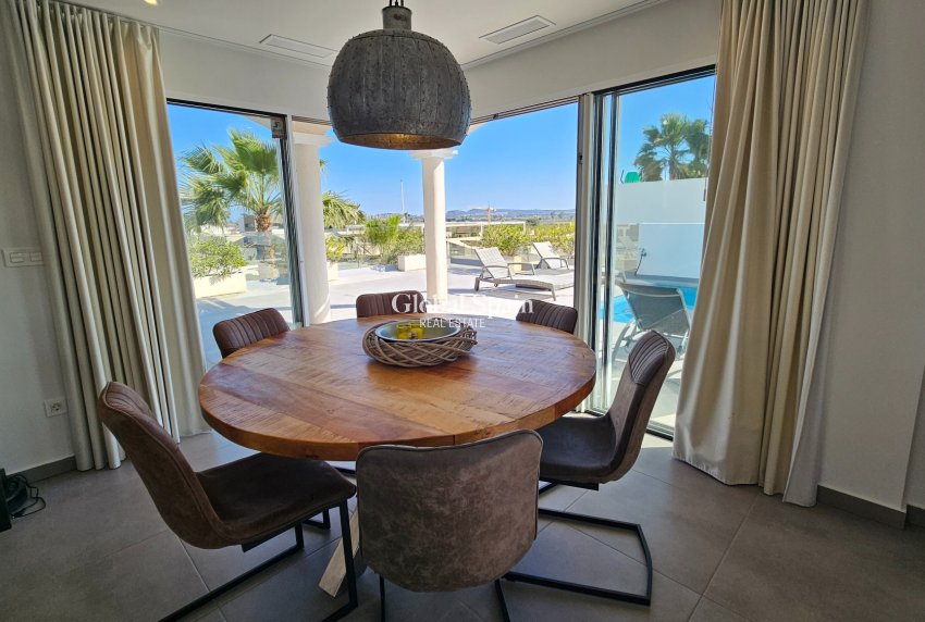 Resale - VILLA -
LA MARINA - La Marina