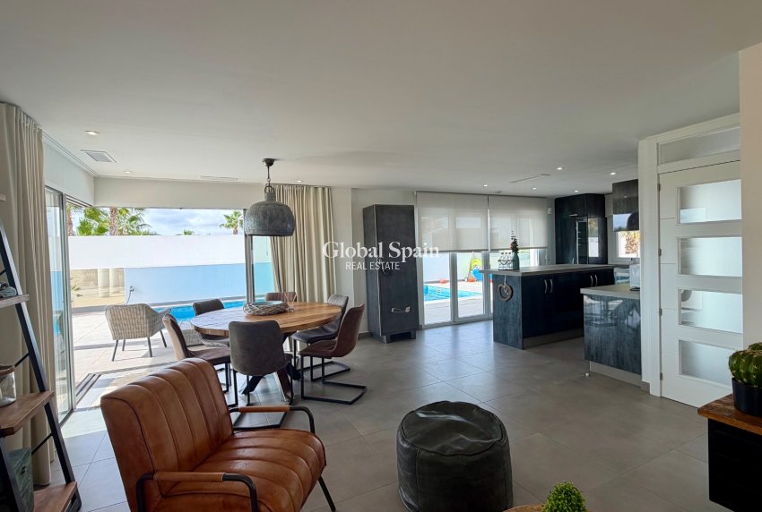Resale - VILLA -
LA MARINA - La Marina
