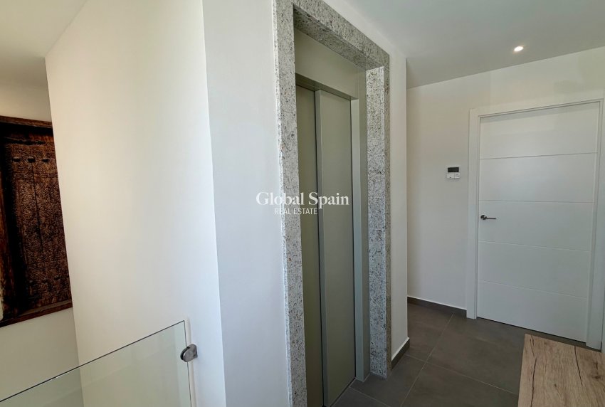 Resale - VILLA -
LA MARINA - La Marina