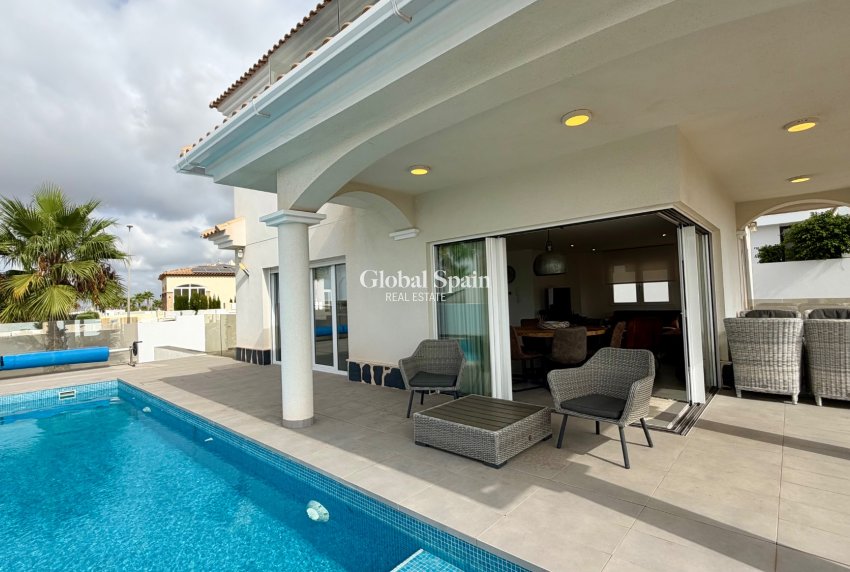Resale - VILLA -
LA MARINA - La Marina