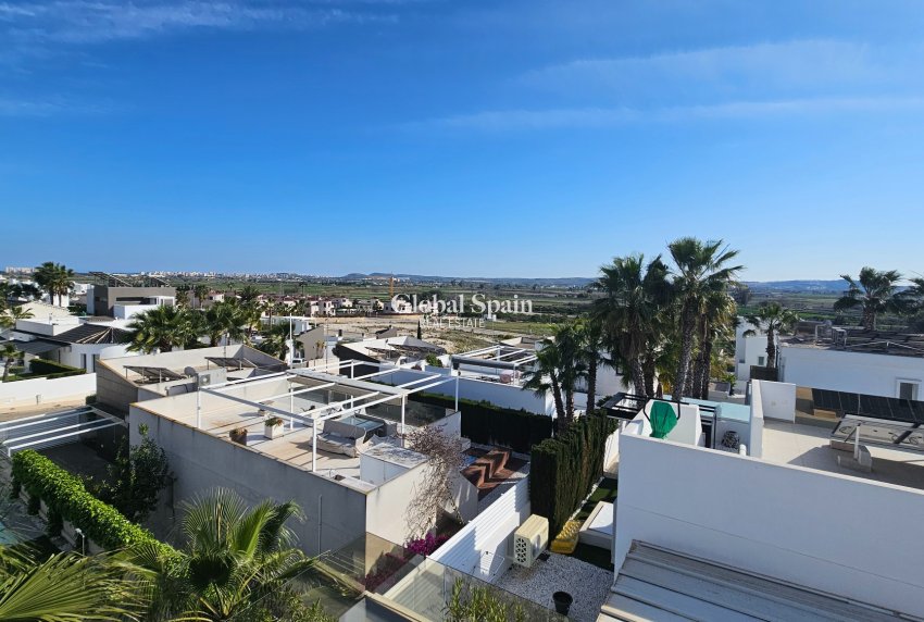 Resale - VILLA -
LA MARINA - La Marina