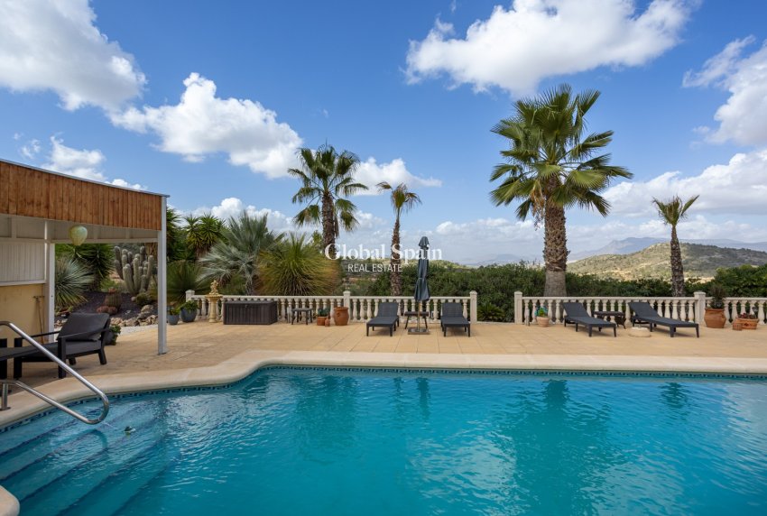 Resale - VILLA -
LA ZARZA - Inland