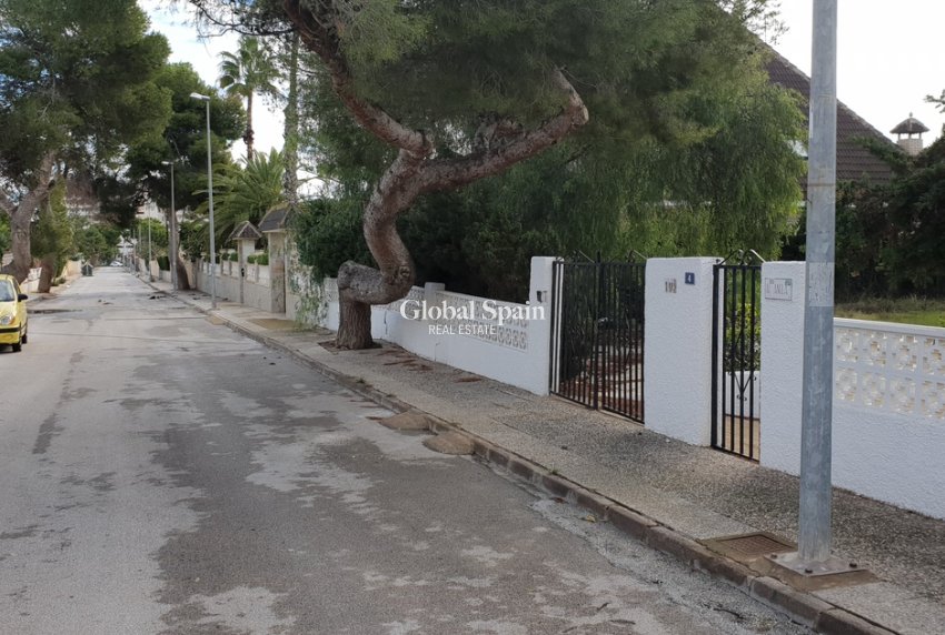 Resale - VILLA -
LA ZENIA - Costa Blanca