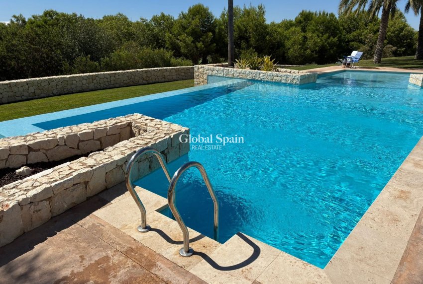 Resale - Villa -
Lo Romero Golf