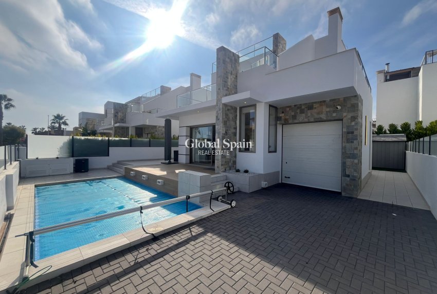 Resale - VILLA -
LOS ALCÁZARES