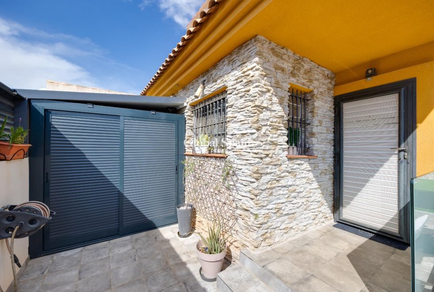 Resale - VILLA -
LOS MONTESINOS - La Herrada