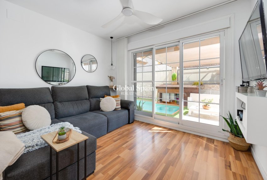 Resale - VILLA -
LOS MONTESINOS - La Herrada