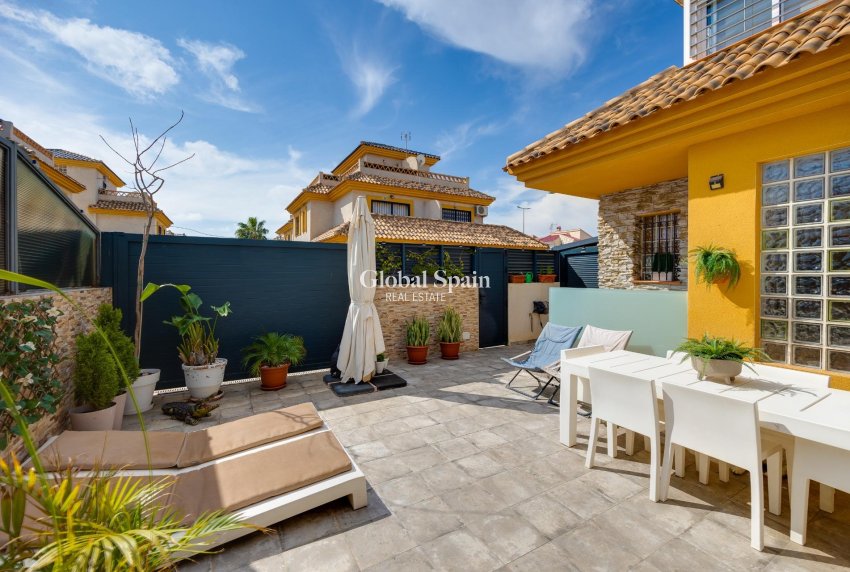 Resale - VILLA -
LOS MONTESINOS - La Herrada