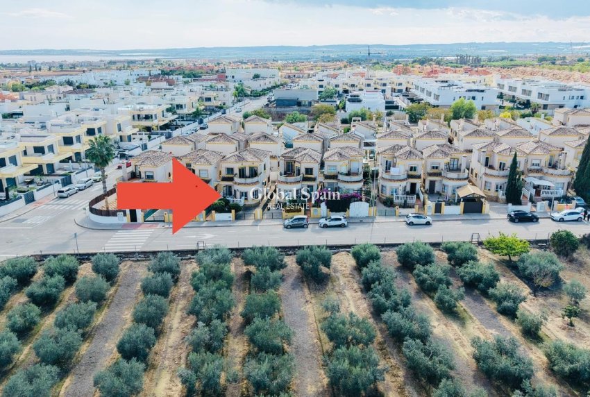 Resale - VILLA -
LOS MONTESINOS - La Herrada