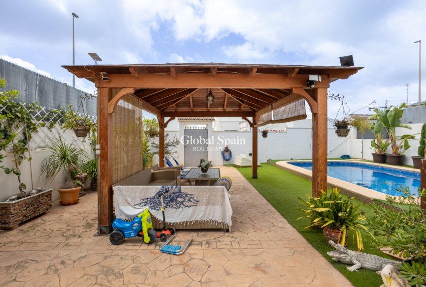 Resale - Villa -
LOS MONTESINOS - La Herrada