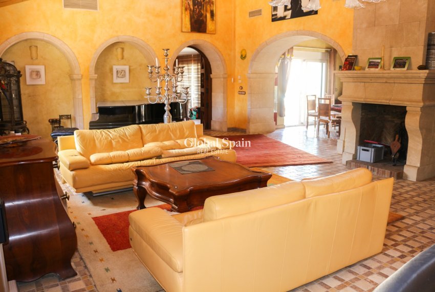 Resale - VILLA -
LOS URRUTIAS - Los Urrutias