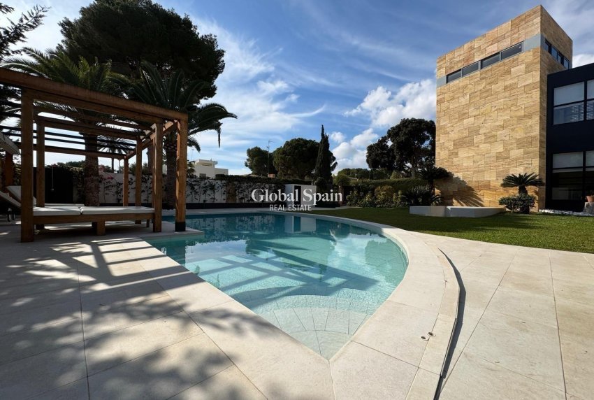 Resale - VILLA -
ORIHUELA COSTA - Altos de campoamor