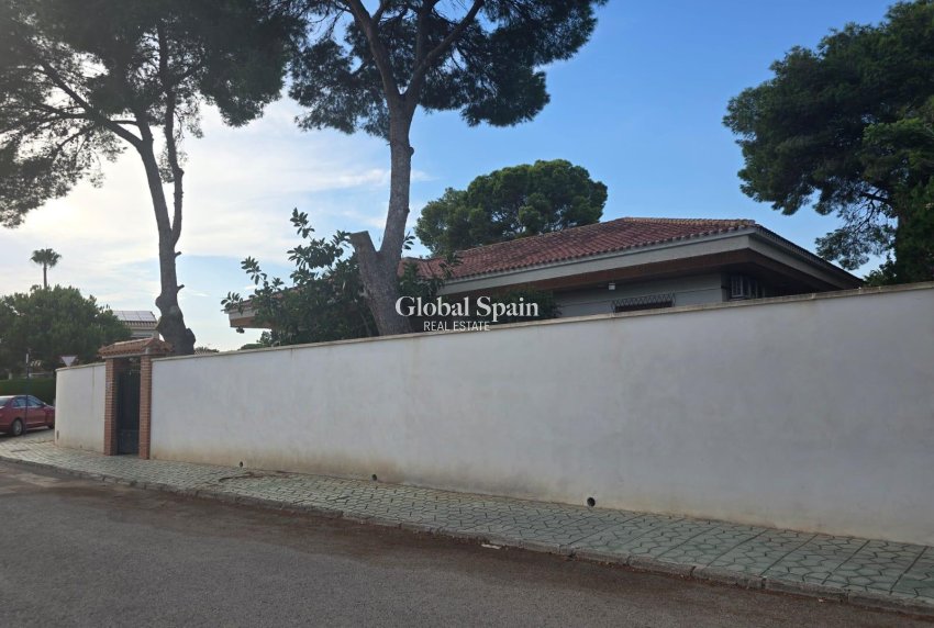 Resale - VILLA -
ORIHUELA COSTA - CAMPOAMOR