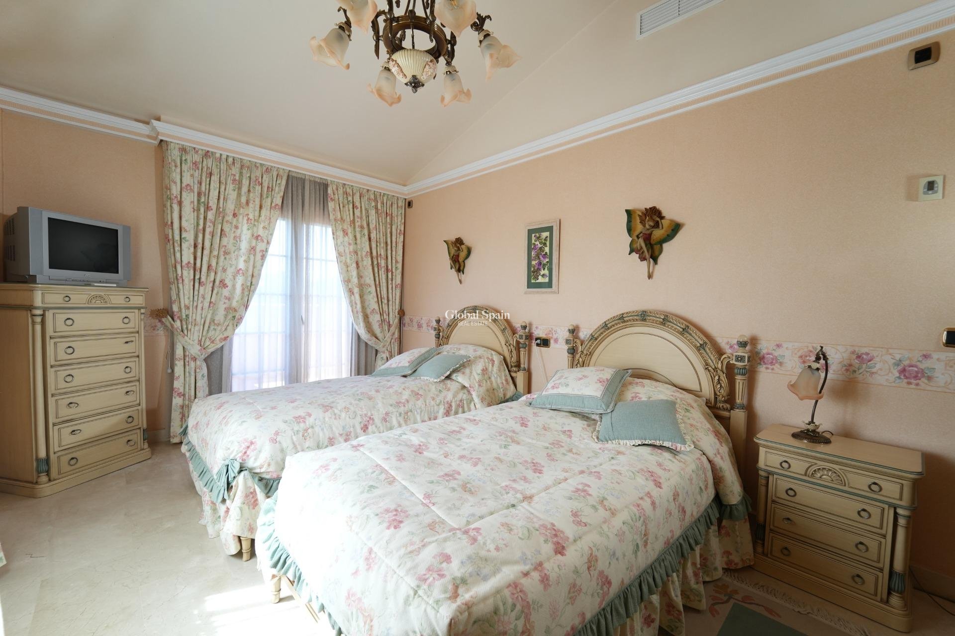 Resale - VILLA -
ORIHUELA COSTA - CAMPOAMOR