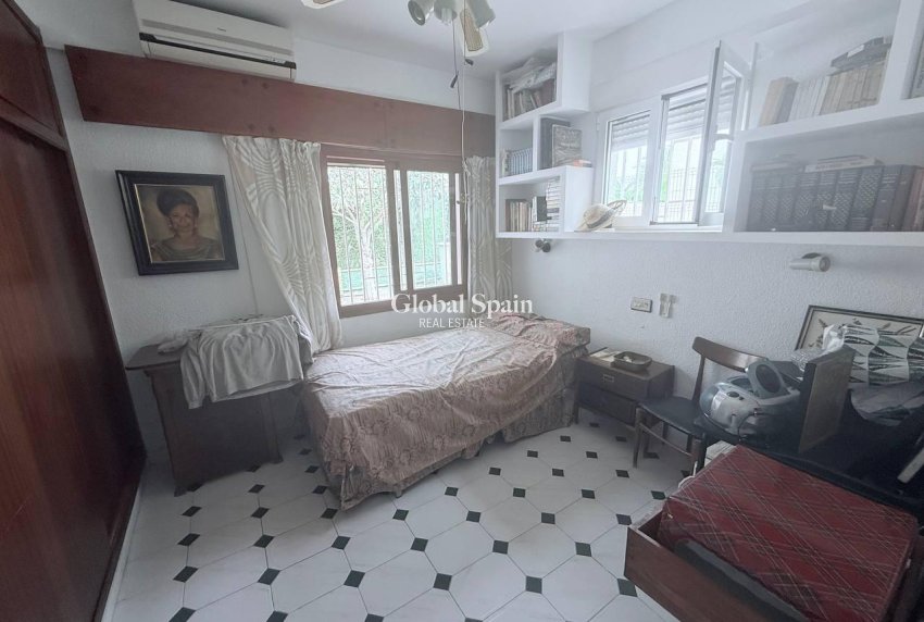 Resale - VILLA -
ORIHUELA COSTA - CAMPOAMOR