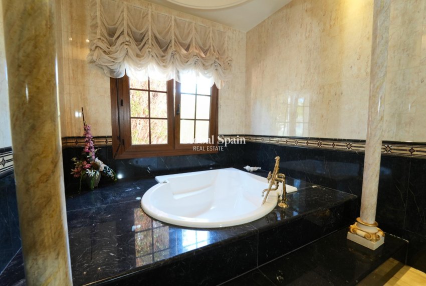 Resale - VILLA -
ORIHUELA COSTA - CAMPOAMOR