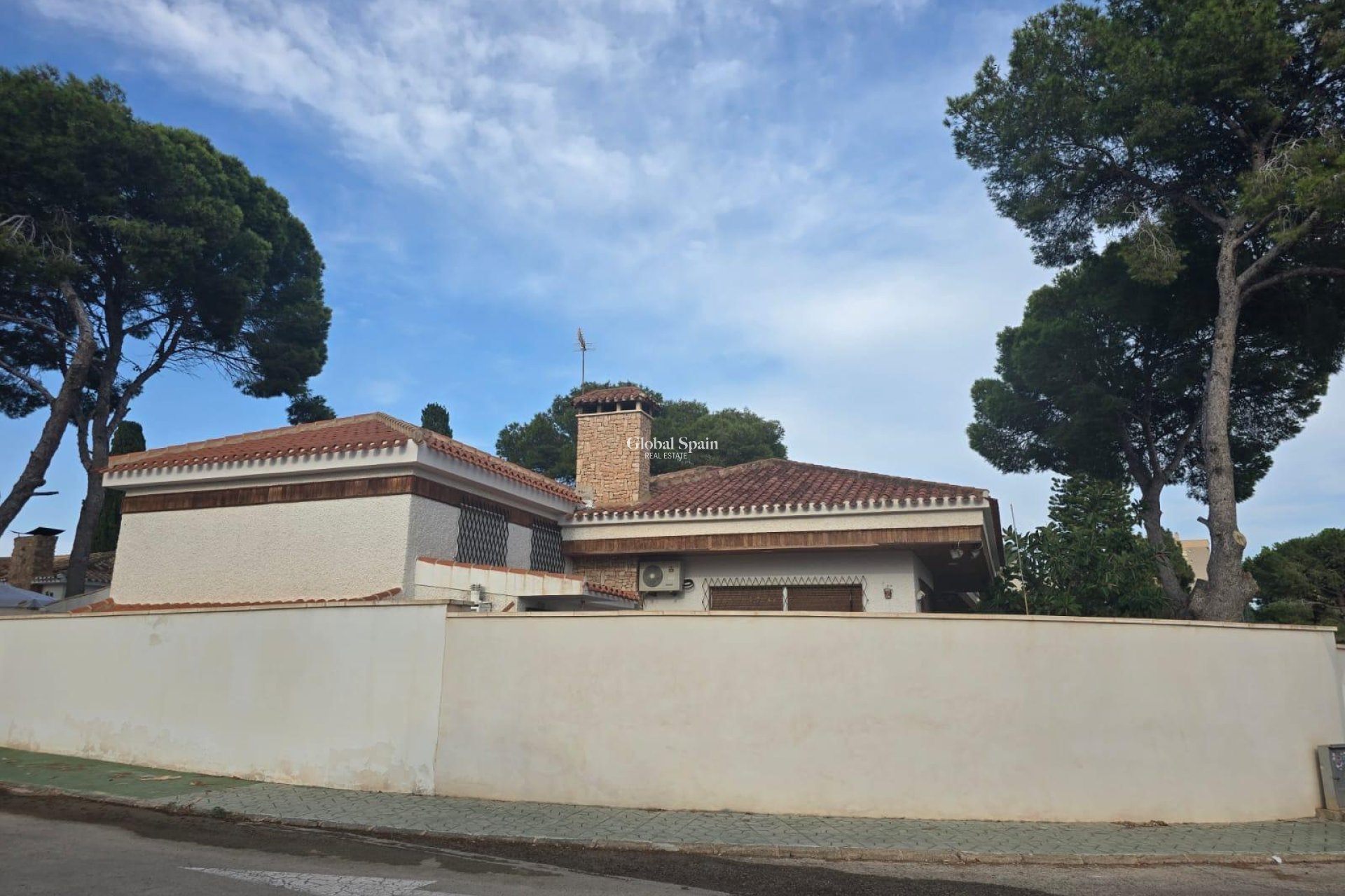 Resale - VILLA -
ORIHUELA COSTA - CAMPOAMOR