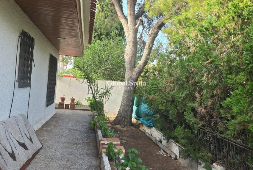 Resale - VILLA -
ORIHUELA COSTA - CAMPOAMOR