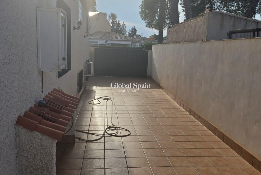 Resale - VILLA -
ORIHUELA COSTA - CAMPOAMOR
