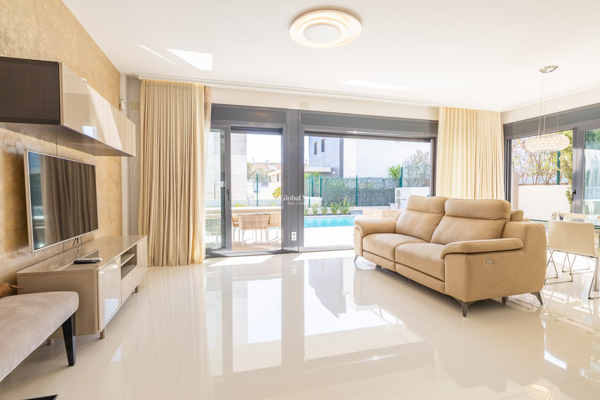 Resale - Villa -
ORIHUELA COSTA - CAMPOAMOR