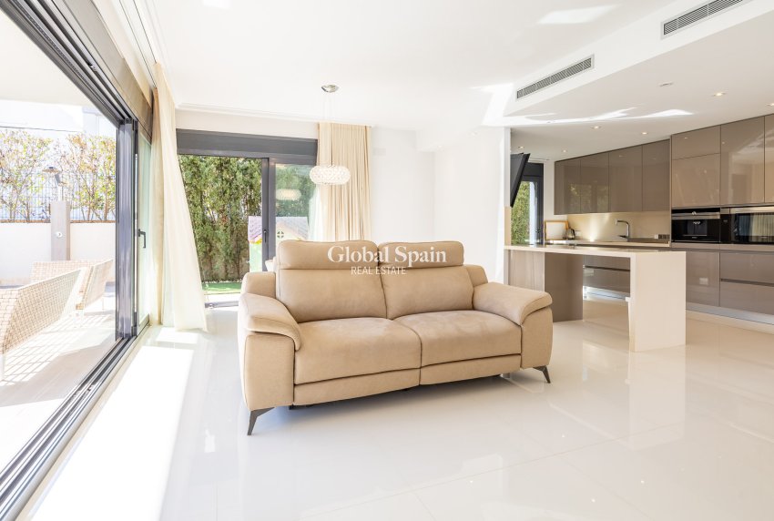 Resale - Villa -
ORIHUELA COSTA - CAMPOAMOR